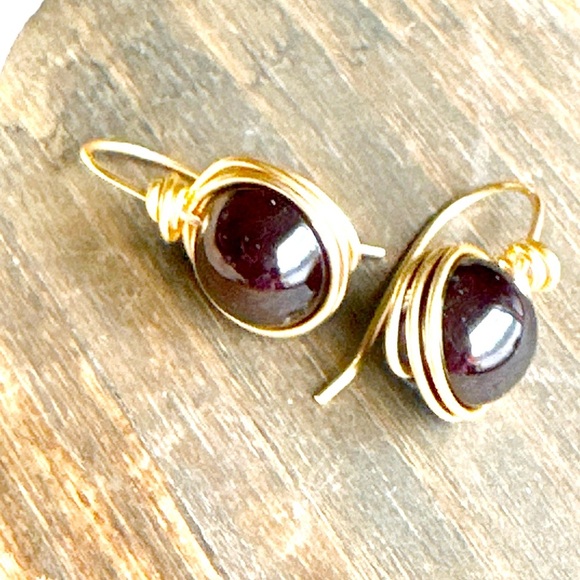 Lux Garnet dangle drops in gold drop earrings/ gold statement garnet earrings - Picture 2 of 5